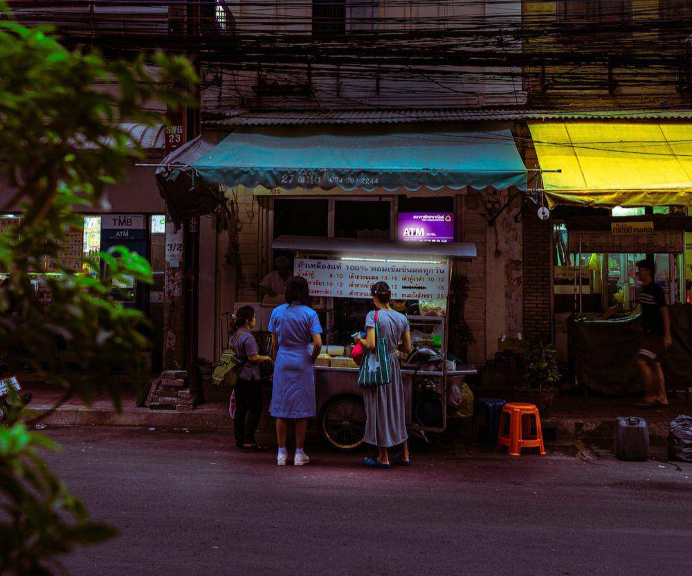Membeli makanan di kedai (pexels.com/id-id/@arnie-chou-304906/)