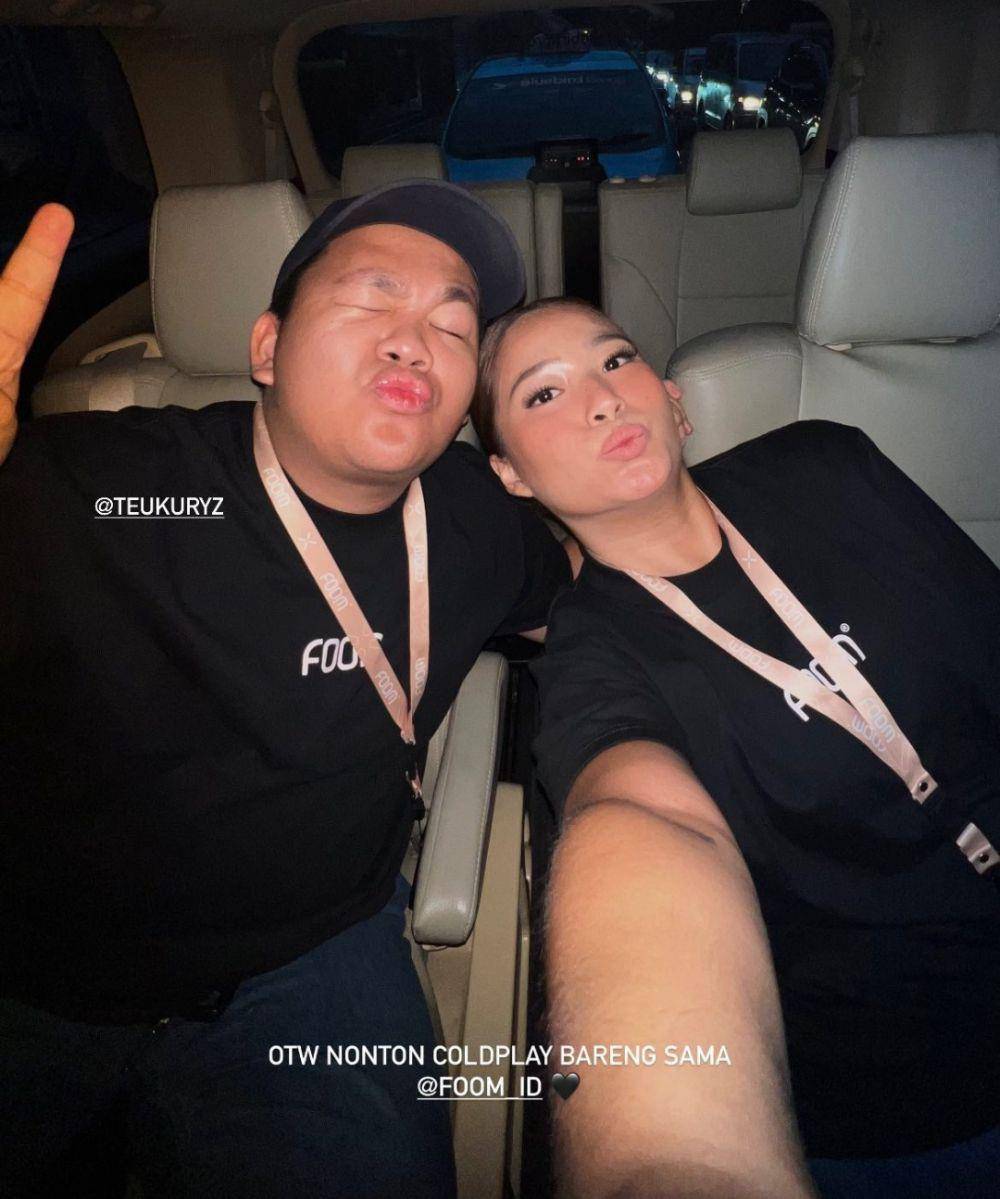 Artis nonton Coldplay (instagram.com/gabybsaputra)