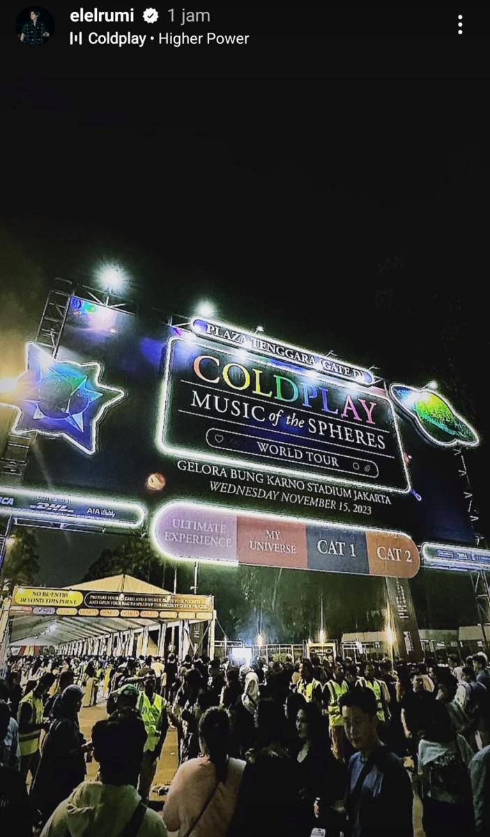Artis nonton Coldplay (instagram.com/elrumi)