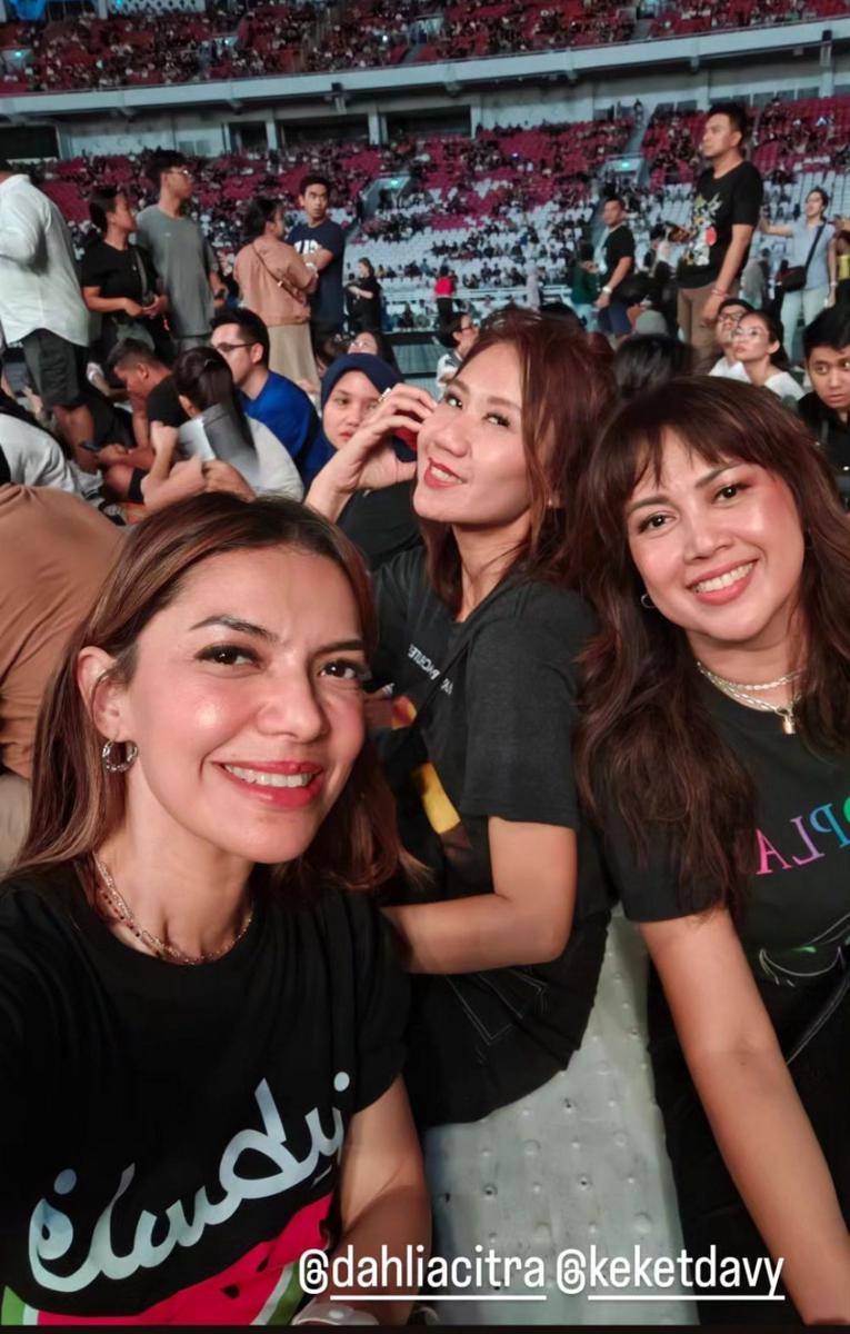Artis nonton Coldplay (instagram.com/najwashihab)