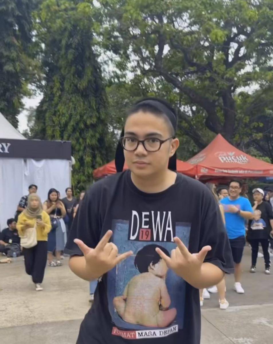 Artis nonton Coldplay (instagram.com/inarahsyarafina)