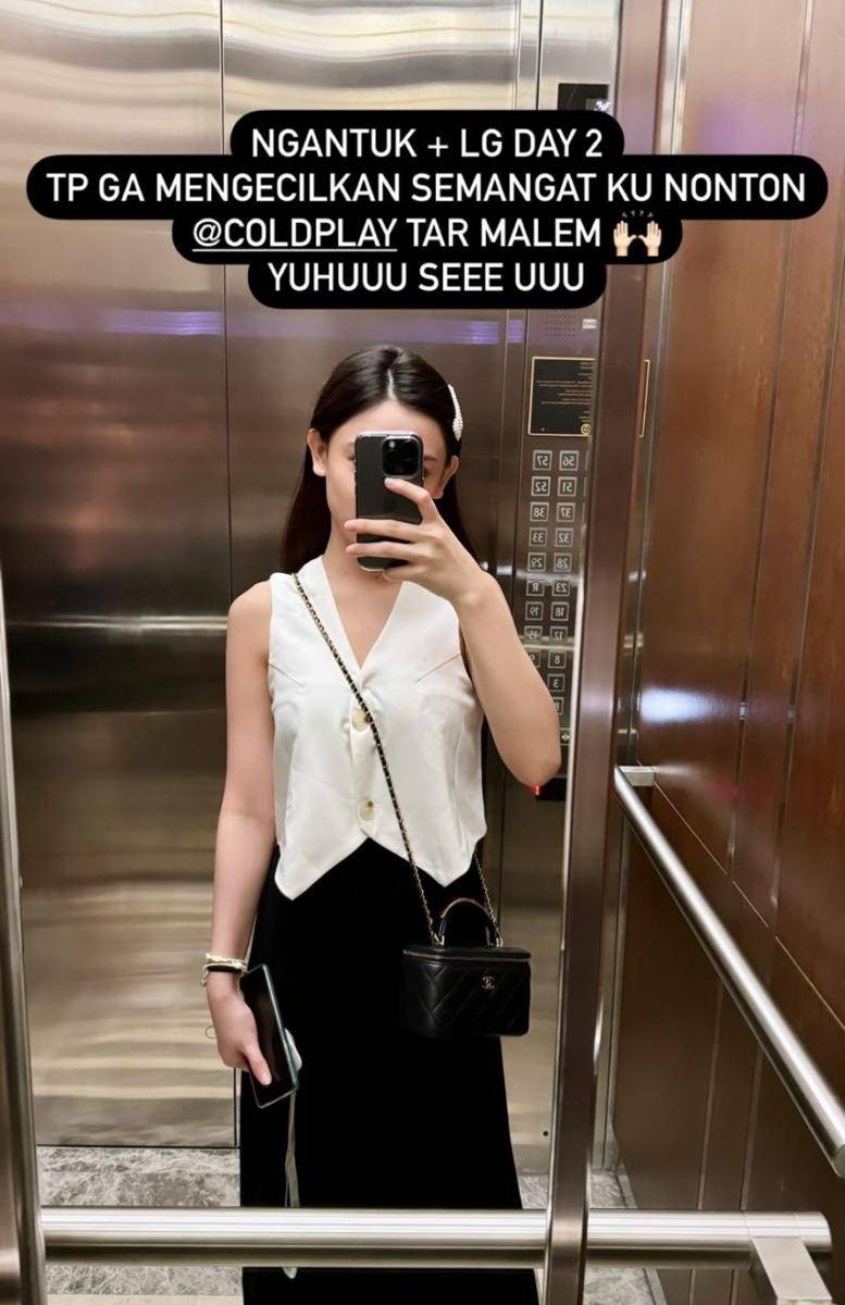 Artis nonton Coldplay (instagram.com/Debbyshintaz)