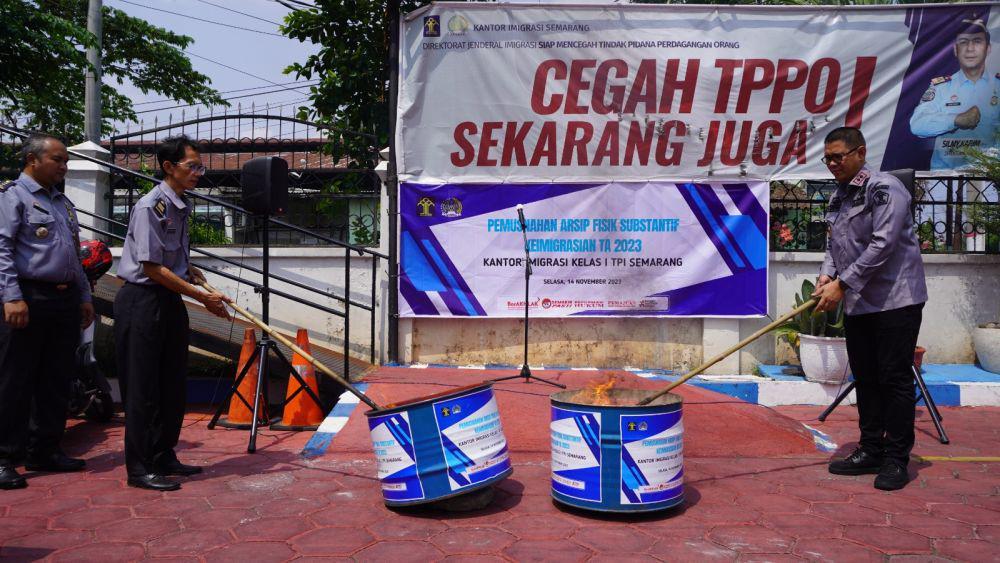 Gudang Terbatas, 31.247 Lembar Arsip Izin Tinggal WNA di Semarang Dibakar
