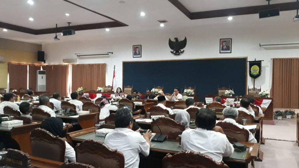 Puluhan kepala sekolah SDN gruduk DPRD Bantul.(IDN Times/Daruwaskita)