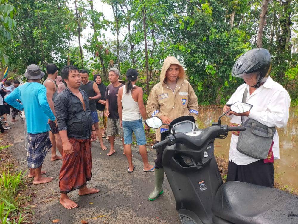 Warga saat melakukan pencarian terhadap bocah yang terseret arus sungai di Lombok Tengah. (dok. Polres Lombok Tengah)