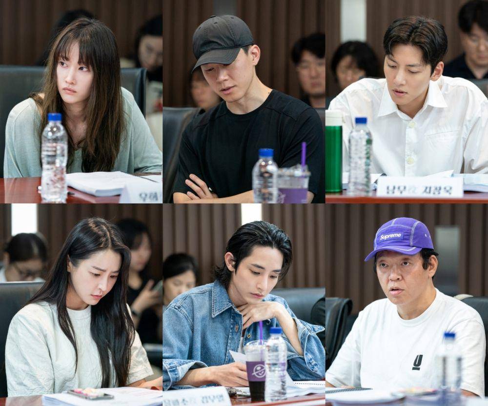 Ji Chang Wook saat melakukan pembacaan naskah bersama pemeran drakor Queen Woo (dok. TVING/Queen Woo)