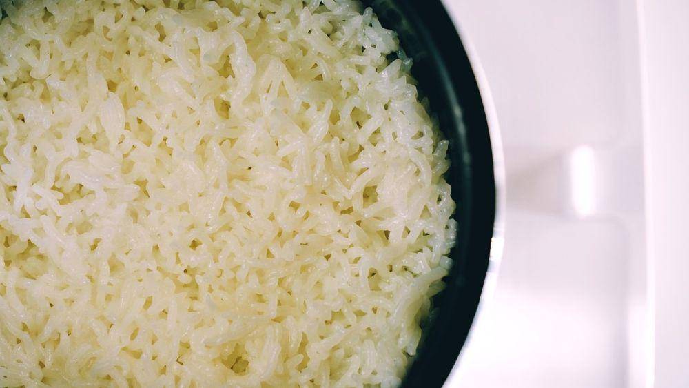 nasi berwarna kekuningan (pixabay.com/tee1896)