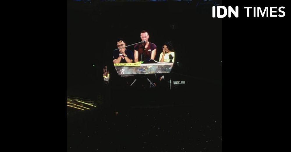 Chris Martin Nyanyi Everglow Bareng Fans di Konser Coldplay Jakarta!