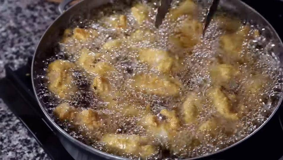 ilustrasi menggoreng daging ayam (youtube.com/Maangchi)