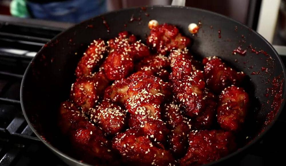 yangnyeom tongdak (youtube.com/Maangchi)