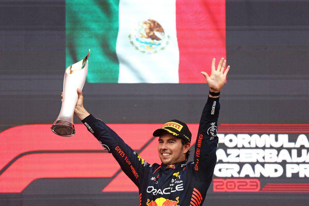 Sergio Perez mengangkat trofi kemenangan balapan utama GP Azerbaijan 2023. (facebook.com/F1)