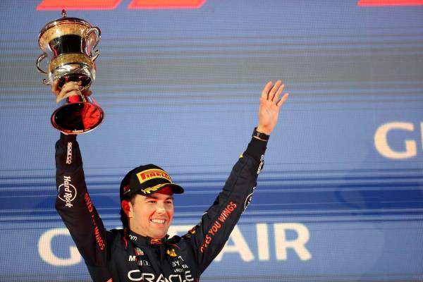 Sergio Perez mengangkat trofi juara kedua di GP Bahrain 2023. (honda.racing)