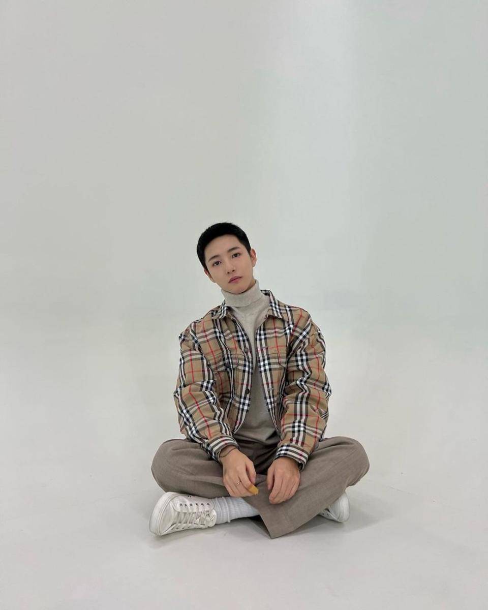 outfit old money ala Renjun NCT DREAM (instagram.com/yellow_3to3)