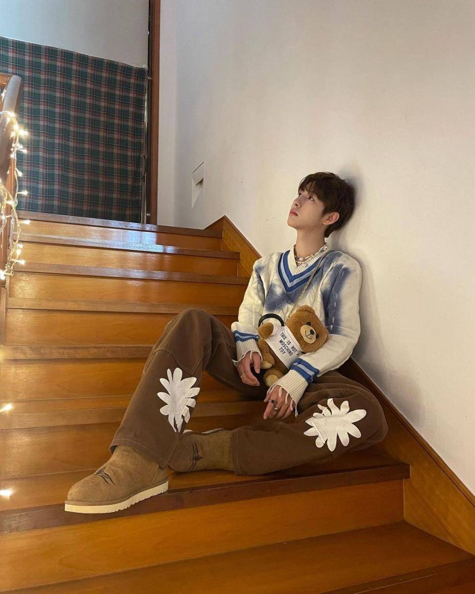outfit old money ala Renjun NCT DREAM (instagram.com/yellow_3to3)