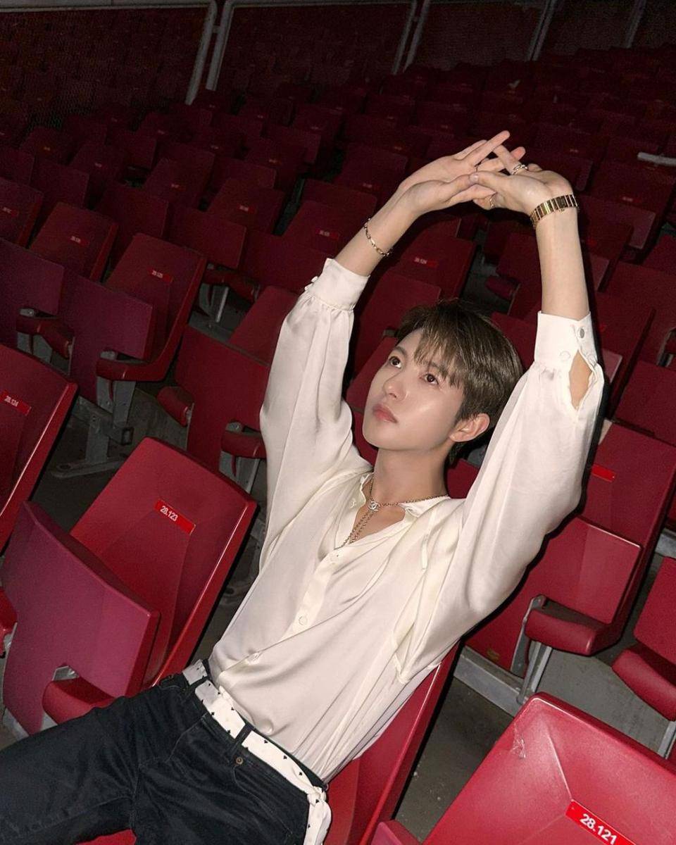 outfit old money ala Renjun NCT DREAM (instagram.com/yellow_3to3)