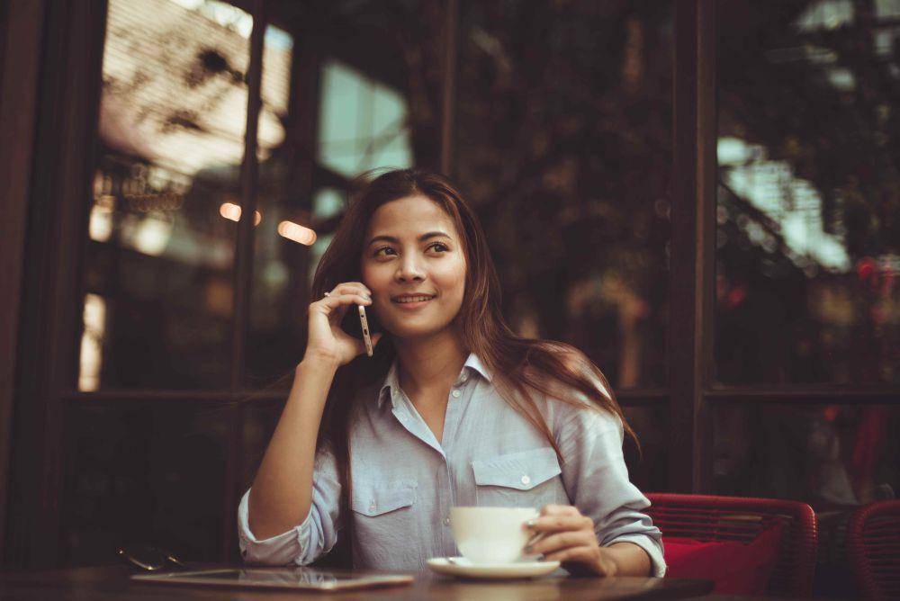 ilustrasi wanita sedang menelpon sahabatnya (pexels.com/Chevanon Photography)