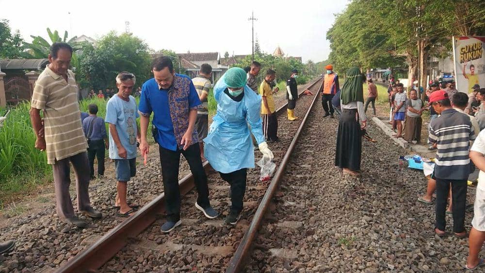 Polisi menyisir rel kereta api. IDN Times/ Bramanta Pamungkas