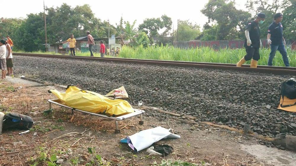 Tubuh korban yang tewas tertabrak kereta api. IDN Times/ Bramanta Pamungkas