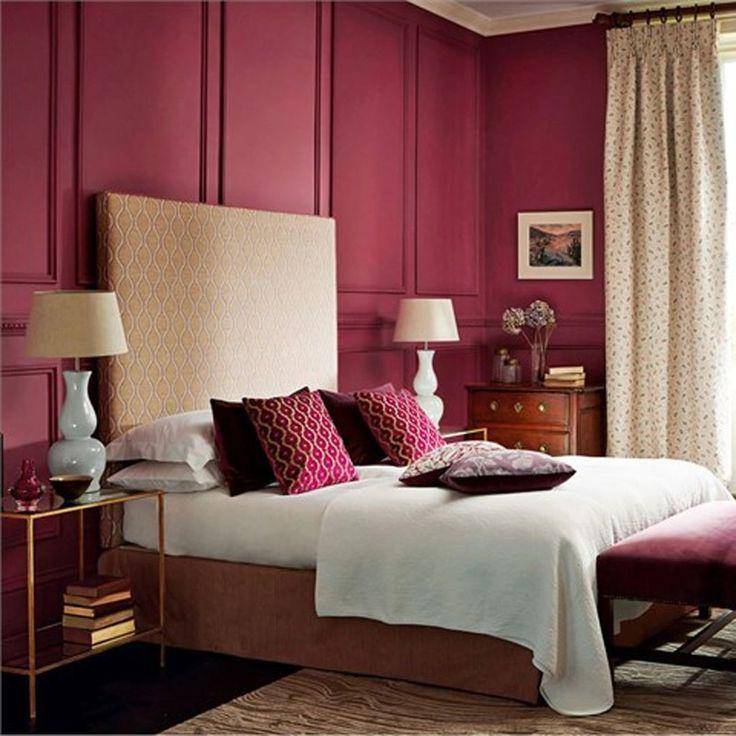 Ide dekorasi kamar tidur Maroon (fabricsandpapers.com)