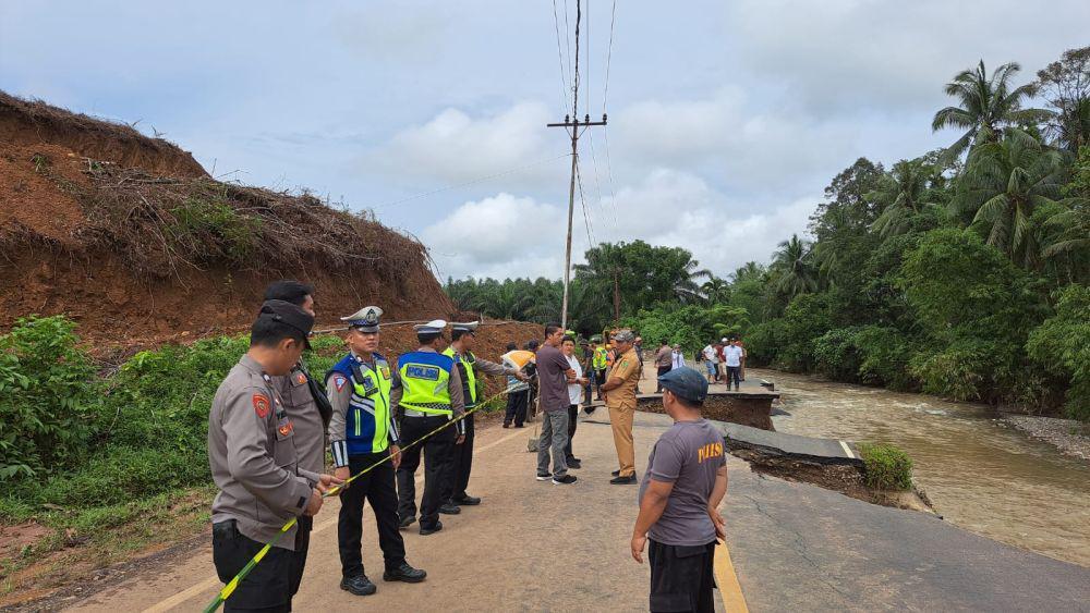 Jalur Tapsel – Madina Putus Dihantam Luapan Sungai Malombu