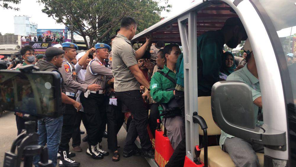 Demonstrasi menuntut konser Coldplay bebas propaganda LGBT di sekitar Stadion Utama Gelora Bung Karno (SUBGK), Jakarta. (IDN Times/Elizabeth Chiquita).