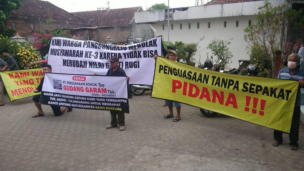 Warga menggelar aksi penolakan harga lahan terdampak tol Kediri-Tulungagung. IDN Times/Bramanta Pamungkas
