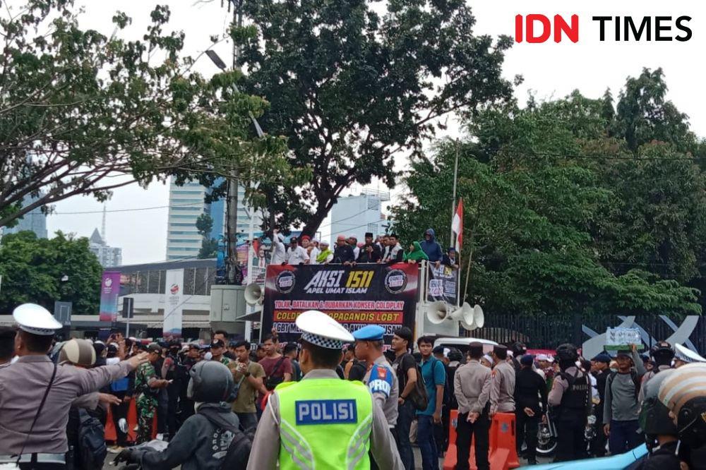 Tak Temukan Logo LGBT, Massa Aksi Protes Coldplay Bubarkan Diri