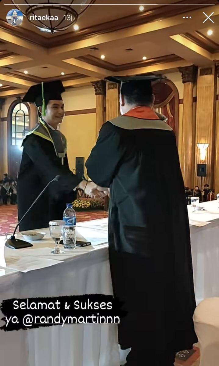 potret wisuda Randy Martin (Instagram.com/ritaekaa)