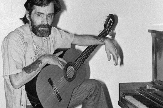 potret Charles Manson memegang gitar (marca.com)