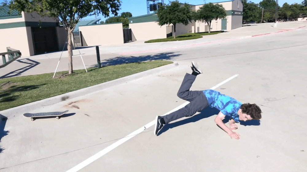 momen sebelum jatuh saat main skateboard (reddit.com/user/poppzE)