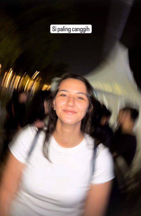 pasangan artis nonton Coldplay (Instagram.com/dahliachr)