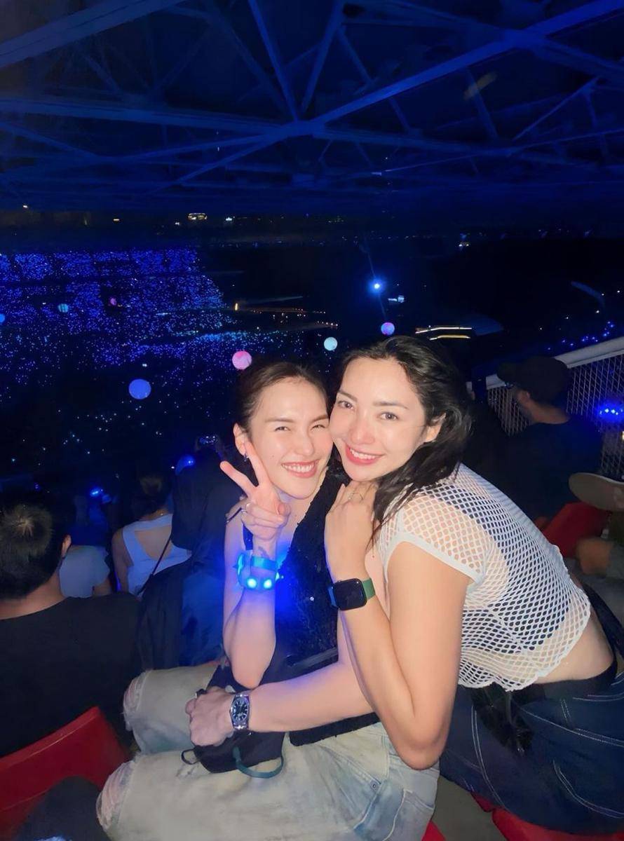 potret Hesti Purwadinata nonton konser Coldplay (instagram.com/ayutingting92)
