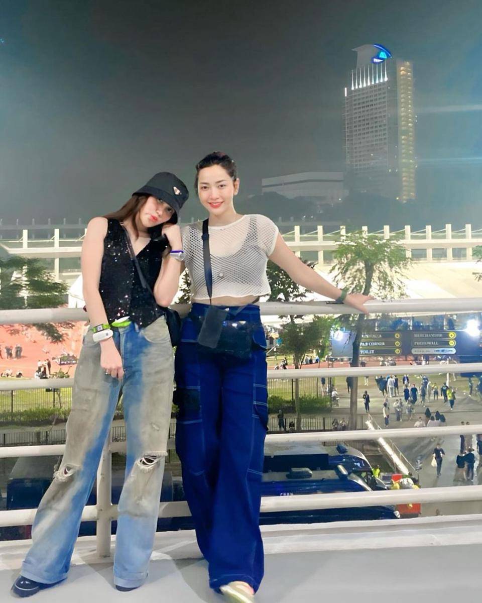 potret Hesti Purwadinata nonton konser Coldplay (instagram.com/ayutingting92)