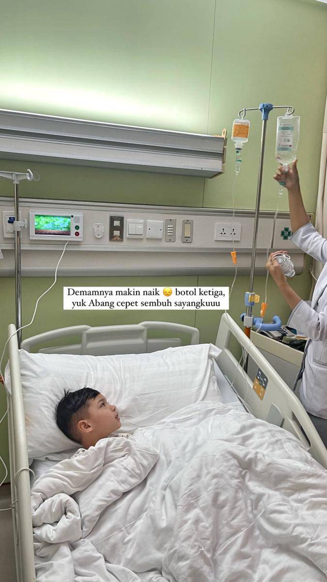 potret anak Mikaila Patritz demam tinggi sampai masuk UGD (instagram.com/mikailapatritz)