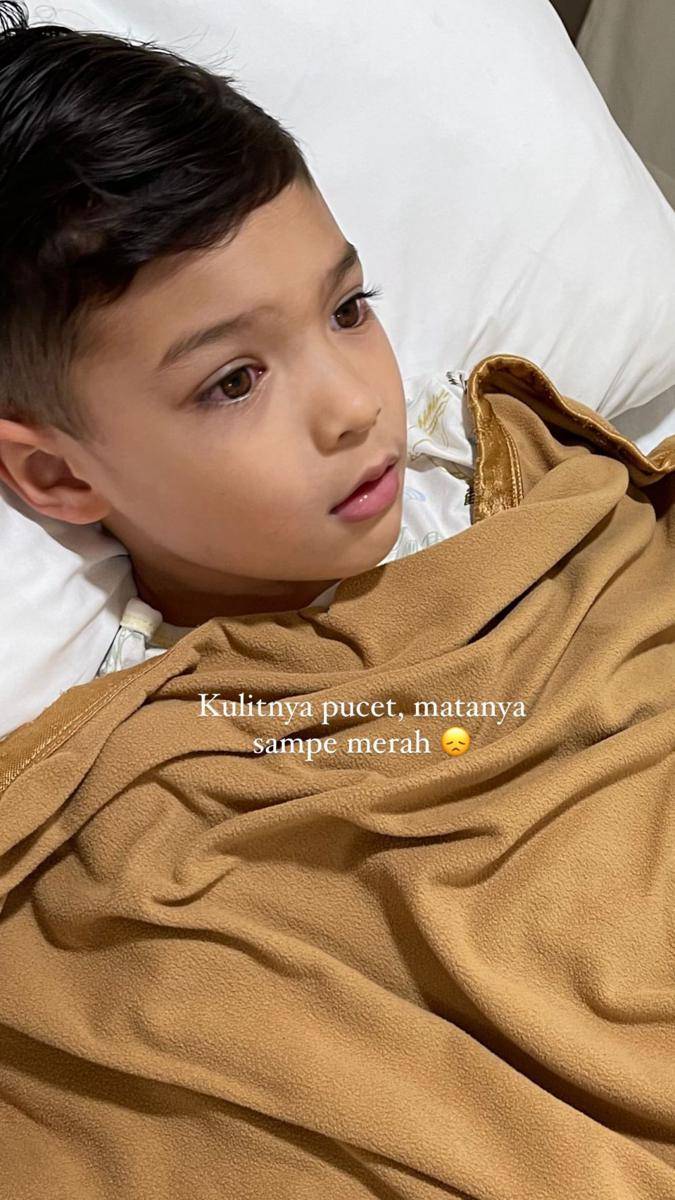 potret anak Mikaila Patritz demam tinggi sampai masuk UGD (instagram.com/mikailapatritz)