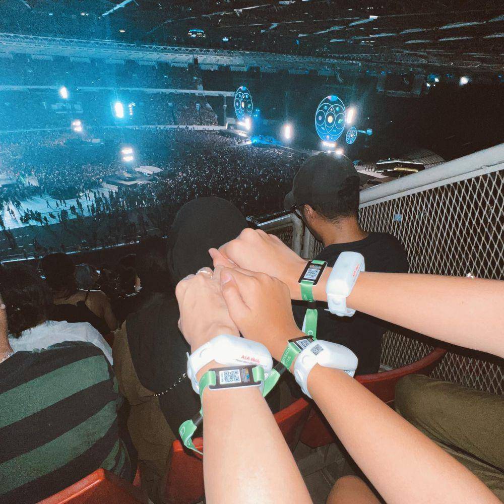 potret Hesti Purwadinata nonton konser Coldplay (instagram.com/hestipurwadinata)