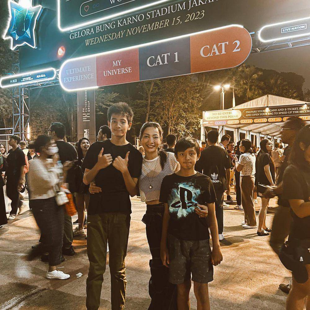 potret Hesti Purwadinata nonton konser Coldplay (instagram.com/hestipurwadinata)