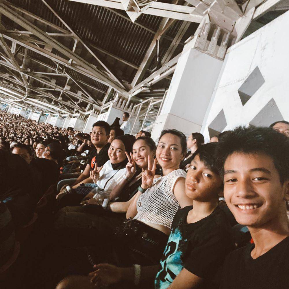 potret Hesti Purwadinata nonton konser Coldplay (instagram.com/hestipurwadinata)