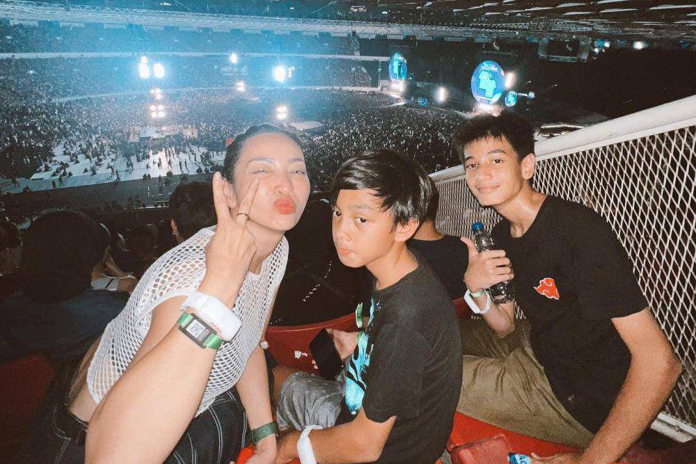 Potret Hesti Purwadinata nonton konser Coldplay (instagram.com/hestipurwadinata)