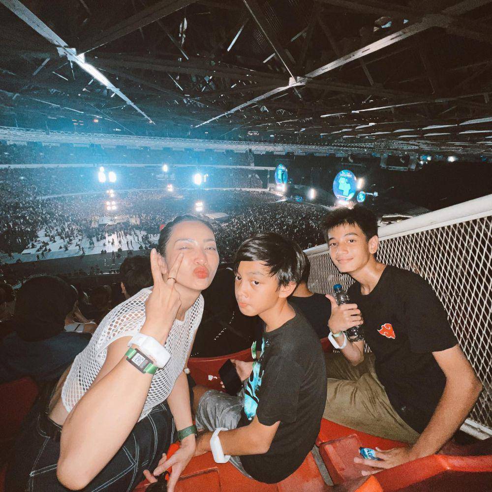 potret Hesti Purwadinata nonton konser Coldplay (instagram.com/hestipurwadinata)