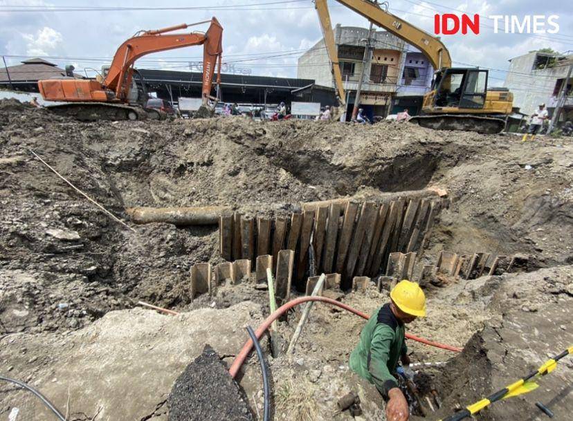 Pipa 600 mm milik Perusahaan Umum Daerah (Perumda) Tirtanadi pecah yang diakibatkan galian drainase (IDN Times/Indah Permata Sari)