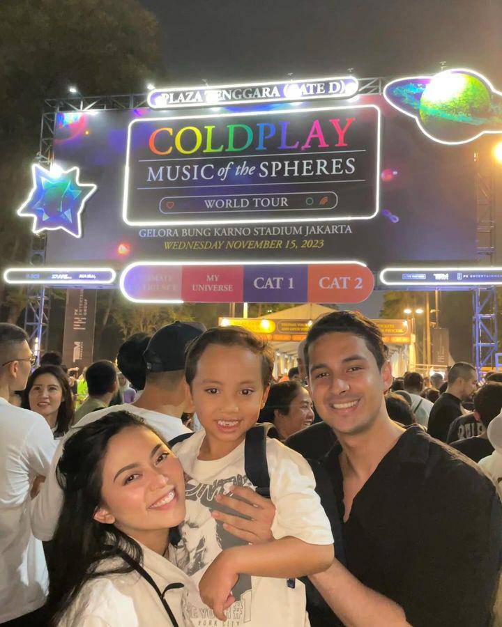pasangan artis nonton Coldplay (Instagram.com/rachelvennya)