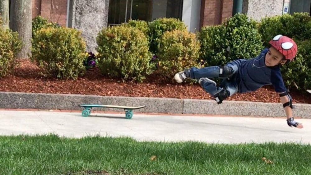 momen sebelum jatuh saat main skateboard (reddit.com/r/PerfectTiming)