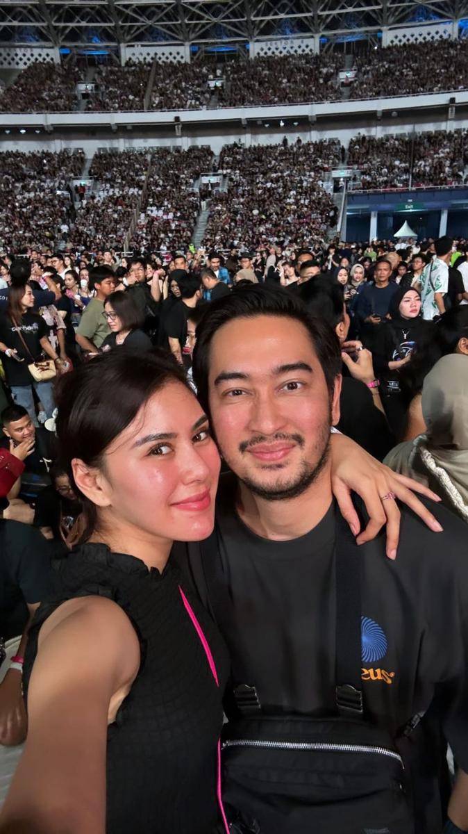 pasangan artis nonton Coldplay (Instagram.com/ritchieismail)
