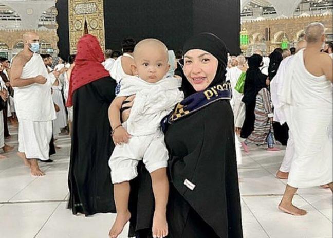 7 Potret Roro Fitria Boyong Anaknya Jalani Ibadah Umrah Bersama
