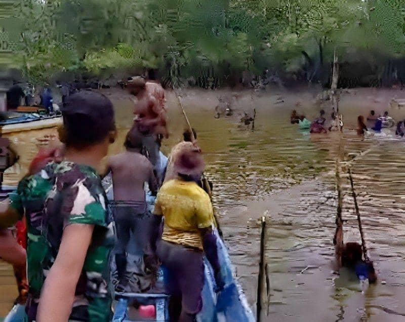 Upaya pencarian oleh keluarga korban, masyarakat, dan aparat di Kali Pece Lama, Distrik Jita, Mimika, Papua Tengah. (IDN Times/Istimewa)