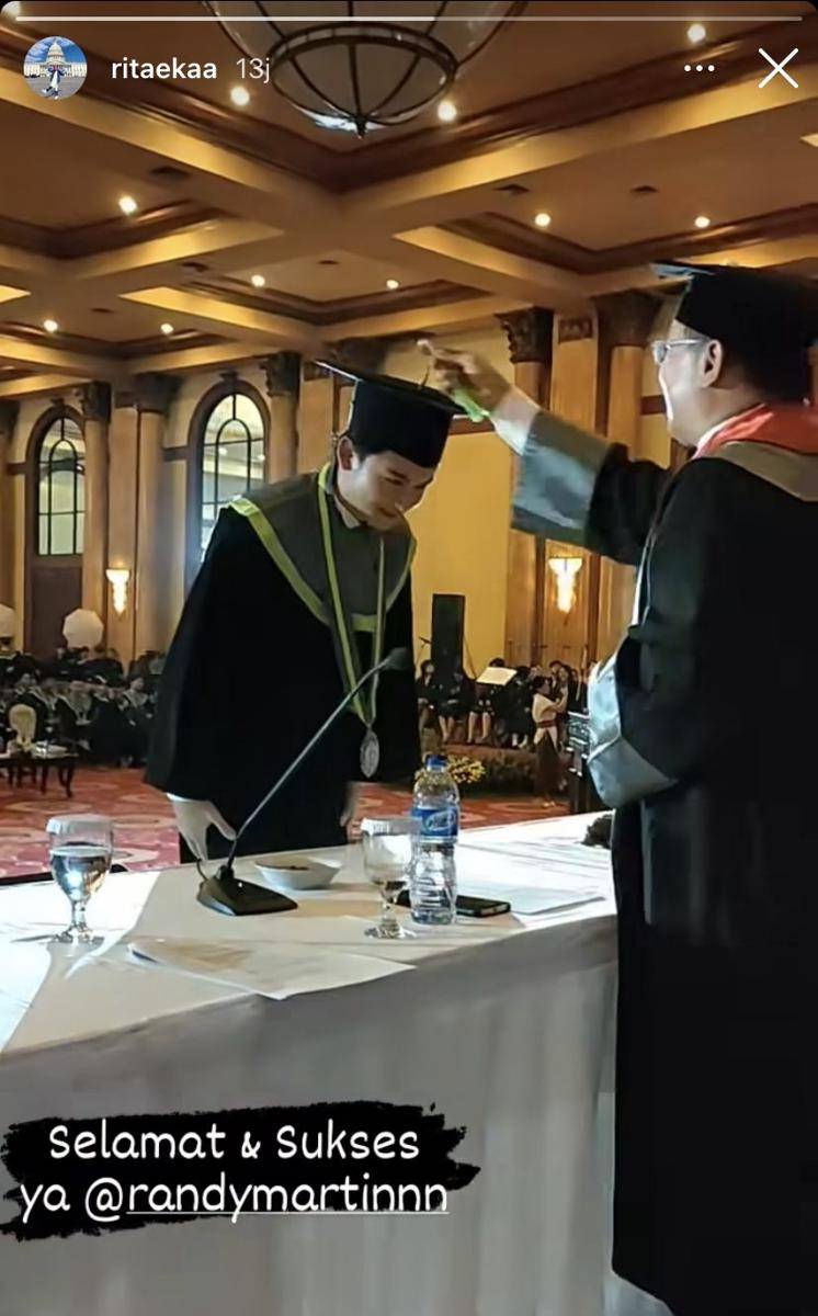 potret wisuda Randy Martin (Instagram.com/ritaekaa)