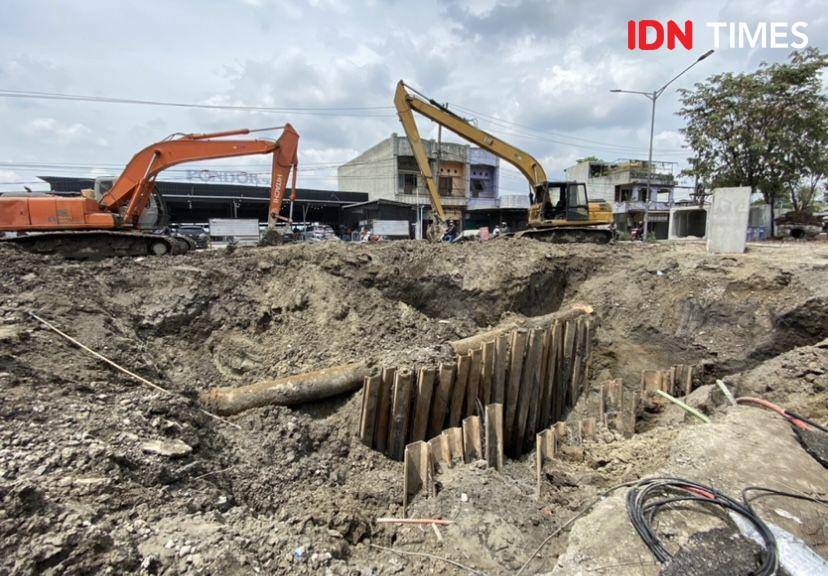 Pipa 600 mm milik Perusahaan Umum Daerah (Perumda) Tirtanadi pecah yang diakibatkan galian drainase (IDN Times/Indah Permata Sari)
