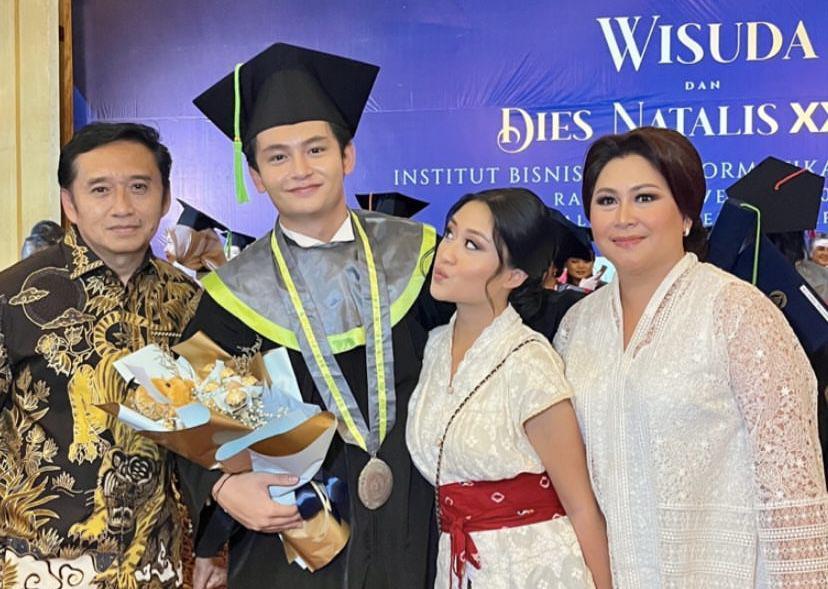 7 Momen Wisuda Randy Martin, Resmi Jadi Sarjana Administrasi Bisnis