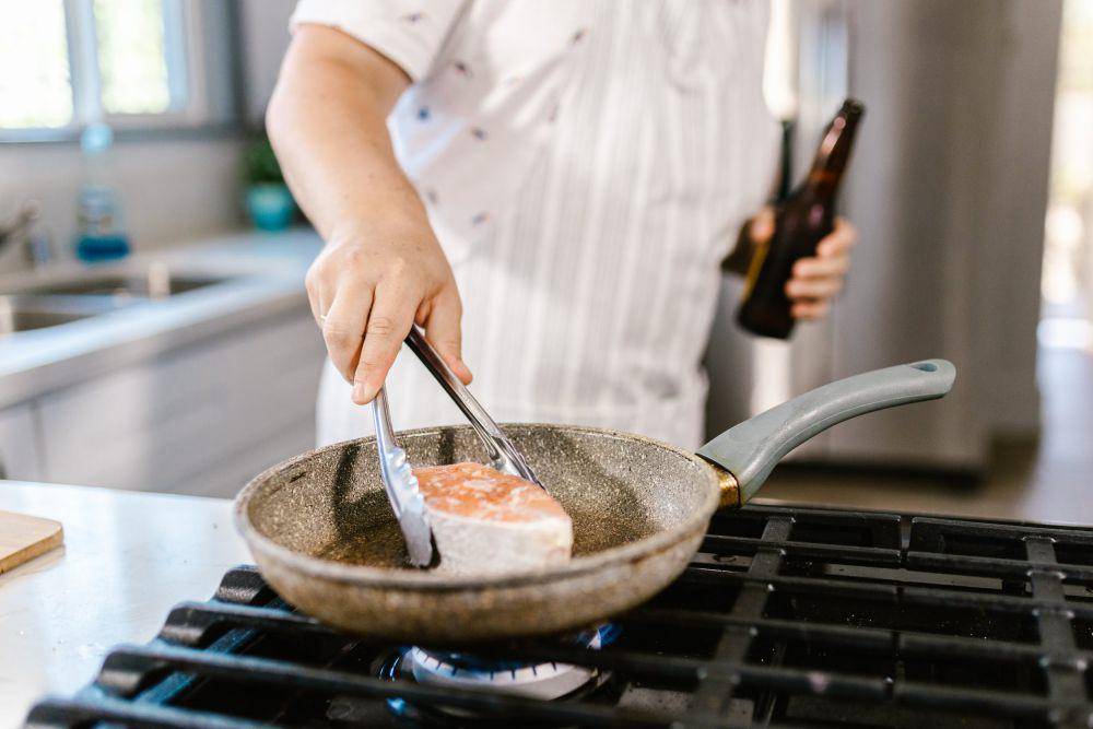 ilustrasi memasak ikan (pexels.com/RDNE Stock project)